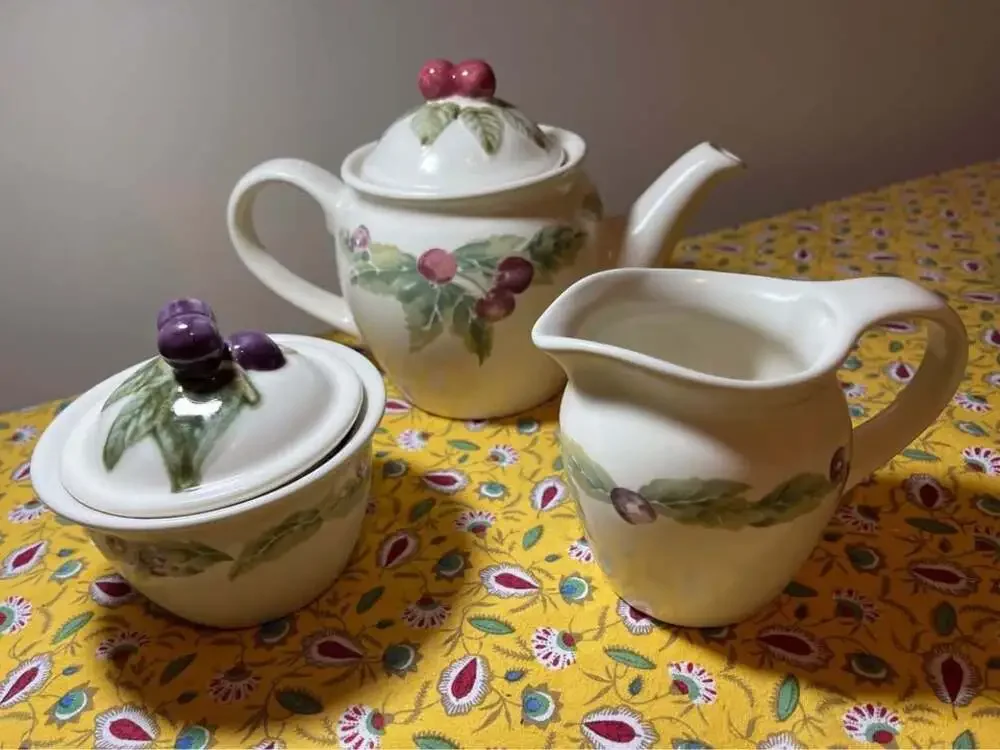 Pfaltzgraf Jamberry Teapot, Creamer & Sugar Bowl with lid.
